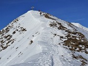 32 Percorriamo con attenzione la traccia nella neve sulla affilata cresta per Cima Grem